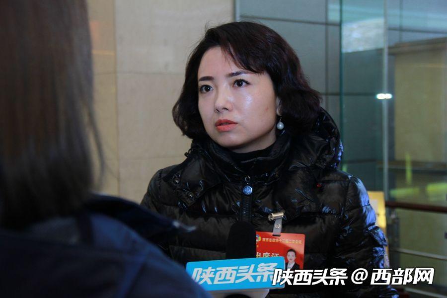 出席陜西省政協十二屆二次會議的政協委員陸續報到