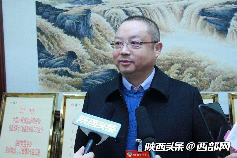 出席陜西省政協十二屆二次會議的政協委員陸續報到