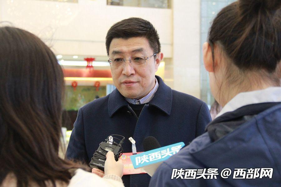 出席陜西省政協十二屆二次會議的政協委員陸續報到