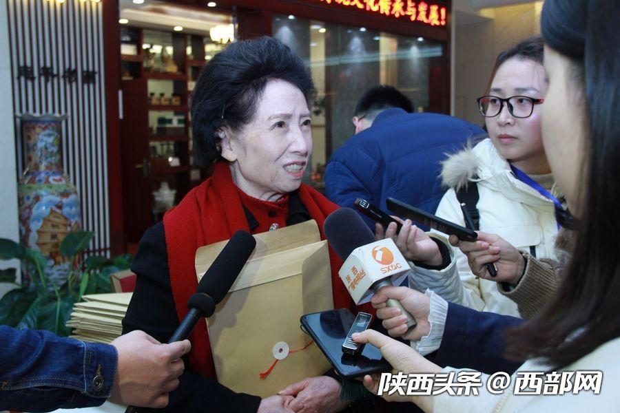 出席陜西省政協十二屆二次會議的政協委員陸續報到