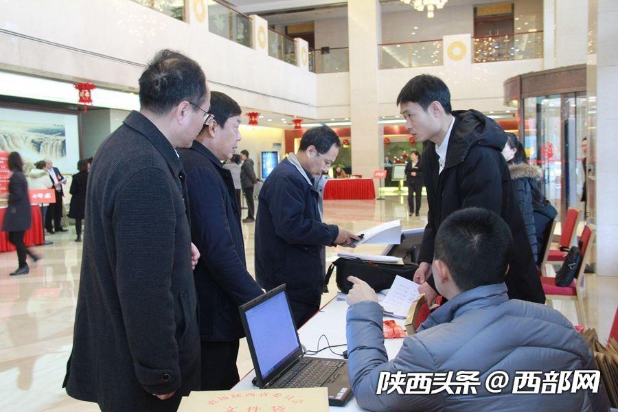 出席陜西省政協十二屆二次會議的政協委員陸續報到