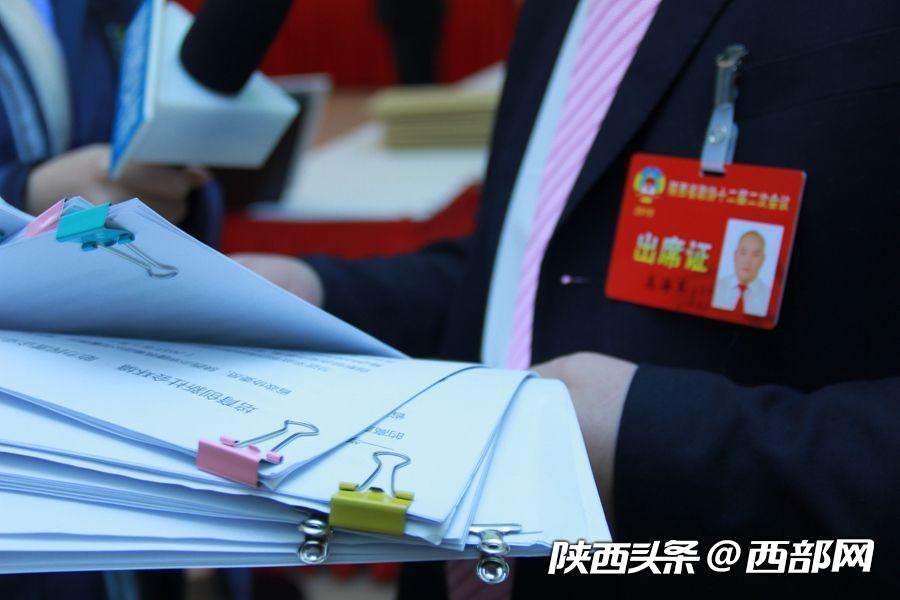 出席陜西省政協十二屆二次會議的政協委員陸續報到