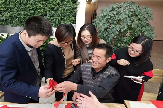 墨香傳遞祝福  西鹹新區40多位書法家為群眾手寫春聯