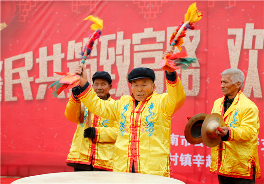 陜西渭南辛趙村裏喜事多
