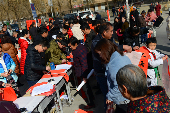 【網絡媒體走轉改】陜西延安河莊坪鎮邀請書法家為村民義寫春聯