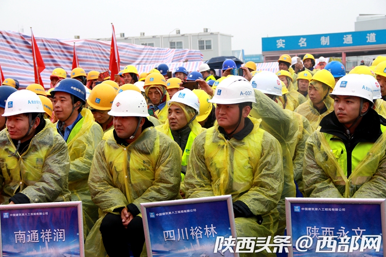 陜西省總工會春節慰問演出走進中建八局西安“三中心”項目