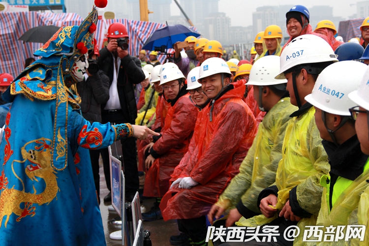 陜西省總工會春節慰問演出走進中建八局西安“三中心”項目