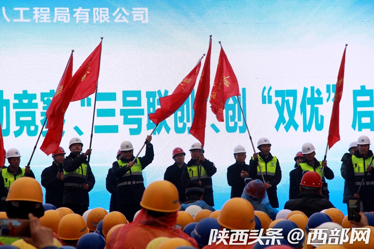 陜西省總工會春節慰問演出走進中建八局西安“三中心”項目