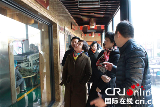 品茯茶 賞小院 西鹹新區為“美麗人家·美麗庭院”示範戶授牌