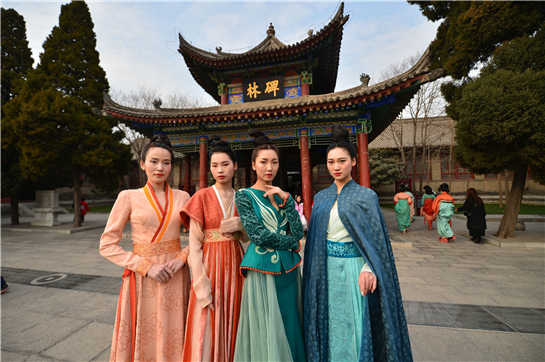 《國家寶藏》“唐服秀”穿越古今   “打卡”碑林