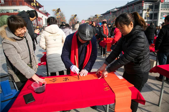 迎新年 150名書法家大唐不夜城·現代唐人街寫春聯送祝福