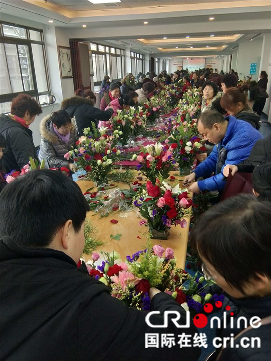 插花賀新年  春色滿人間  西安市碑林區古跡嶺社區舉行迎新春“百人插花”活動