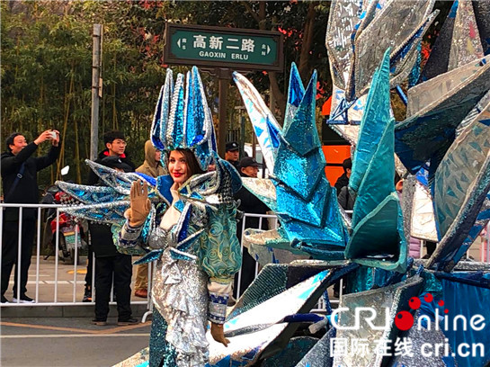 西安高新區慶祝新年 西班牙花車巡遊嗨翻全城