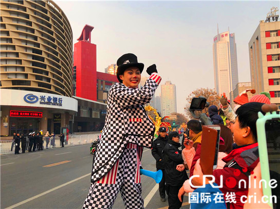 西安高新區慶祝新年 西班牙花車巡遊嗨翻全城