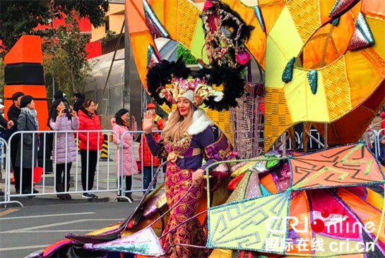 西安高新區慶祝新年 西班牙花車巡遊嗨翻全城