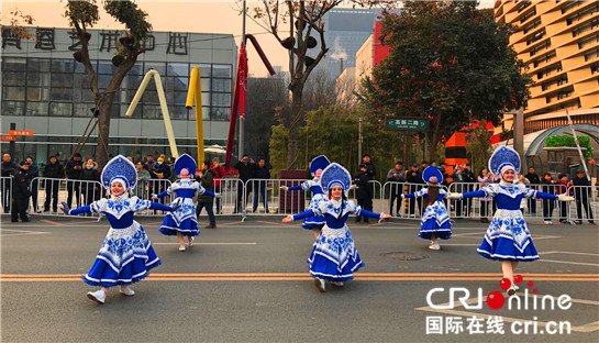 西安高新區慶祝新年 西班牙花車巡遊嗨翻全城