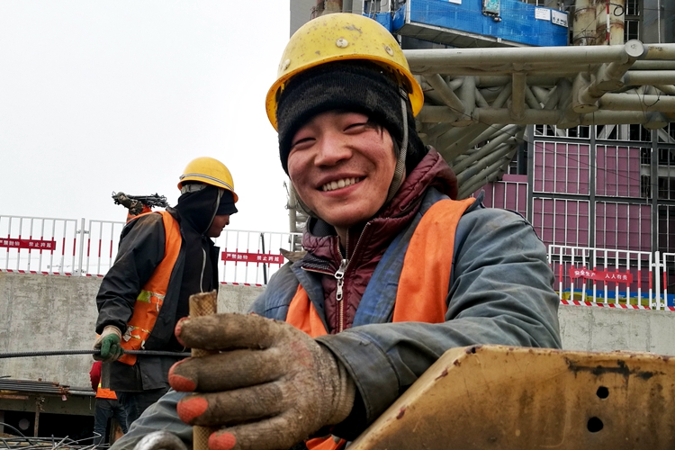 上萬名建設者今年春節不回家 奮戰西安三中心
