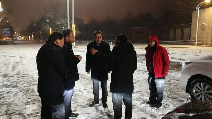 臨潼區區長王浩一線檢查清冰除雪 工作 確保通景路秦唐大道第一時間暢通