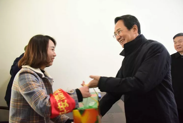 西安市高陵區委書記楊仁華春節期間看望一線職工