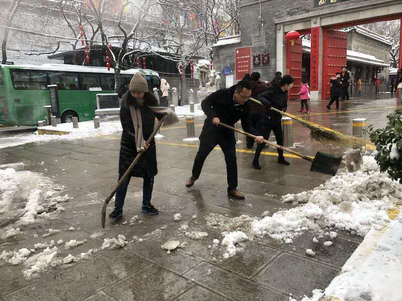 西安市碑林區組織力量掃雪除冰保通暢