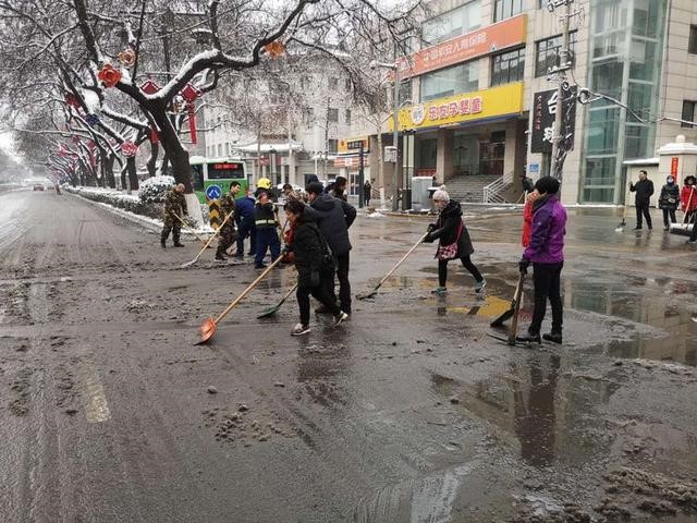 以雪為令  西安市碑林區柏樹林街辦清除積雪保障市民春節安全出行