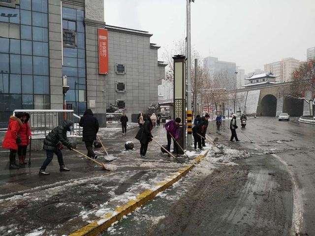 以雪為令  西安市碑林區柏樹林街辦清除積雪保障市民春節安全出行