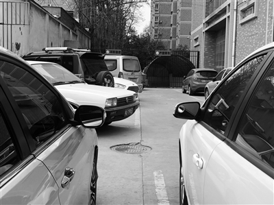 小區消防通道成了停車場  居民抱怨：如果發生火情會擋住消防車