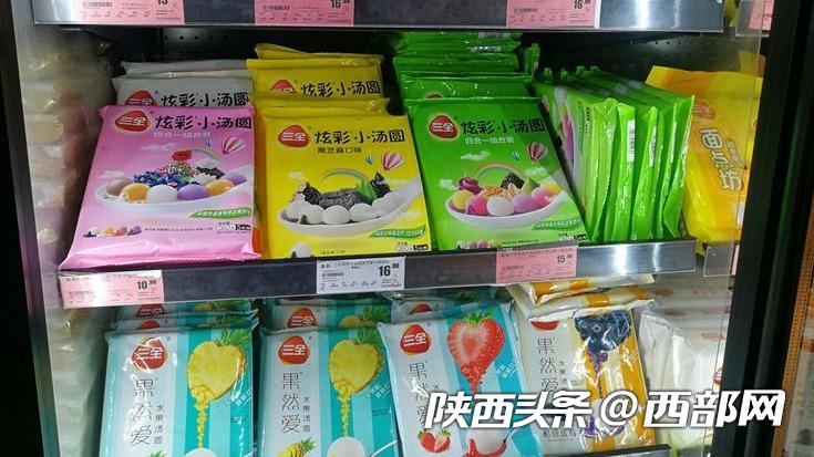 元宵節前水果湯圓眾多新品受年輕人青睞 但傳統口味傳統做法更受追捧