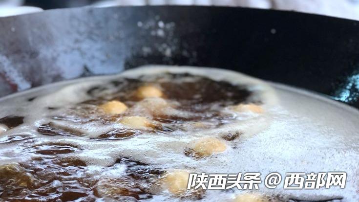 元宵節前水果湯圓眾多新品受年輕人青睞 但傳統口味傳統做法更受追捧