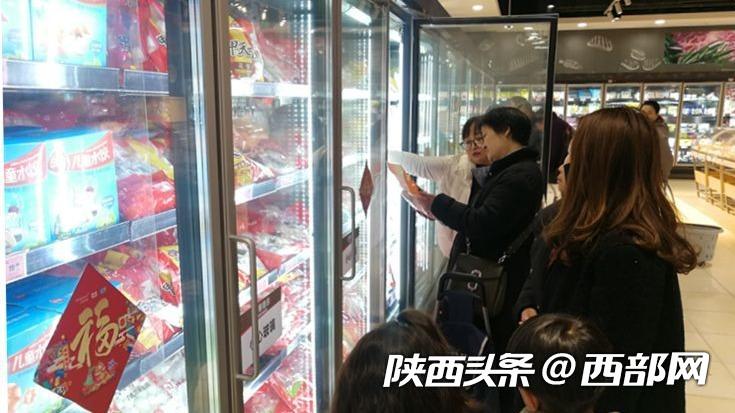 元宵節前水果湯圓眾多新品受年輕人青睞 但傳統口味傳統做法更受追捧