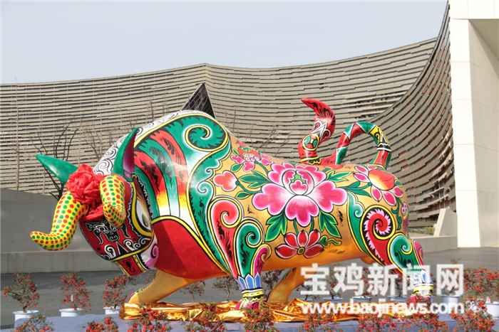 彩牛迎春 全國最大的泥塑牛在寶雞市文化藝術中心“安家”