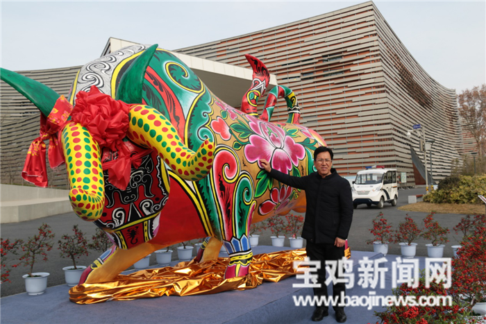 彩牛迎春 全國最大的泥塑牛在寶雞市文化藝術中心“安家”