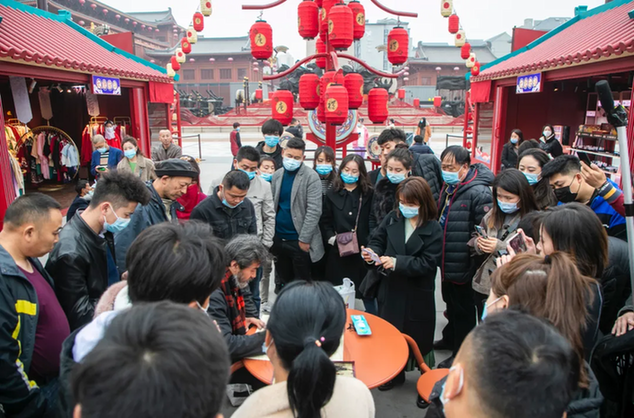 民間手藝人“扇子哥”來大唐不夜城了