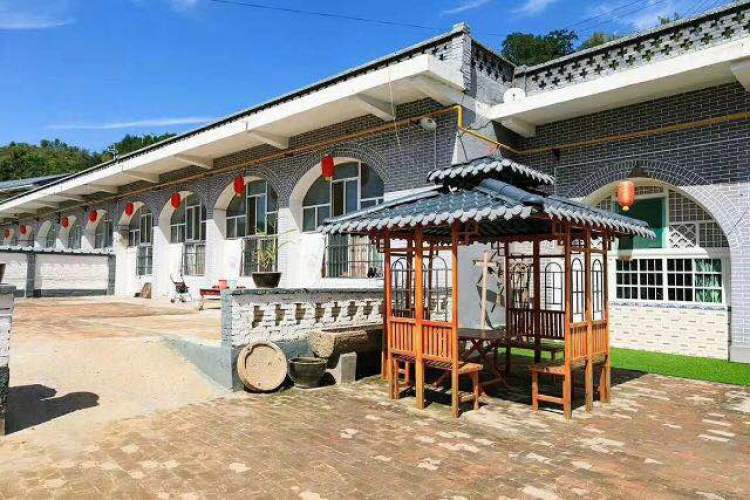延安窯洞裏的時代光譜