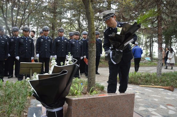 清明寄哀思 寶雞交警開展祭奠公安烈士活動_fororder_圖片1