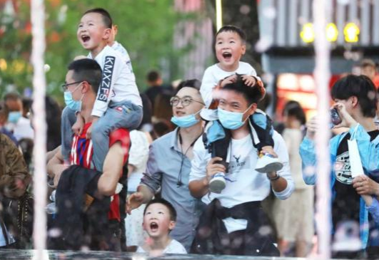（轉載）五一小長假曲江新區人氣爆棚 讓我們在一起開懷大笑