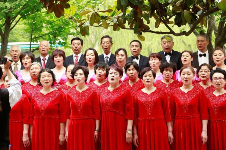 西安經開區白樺林居社區合唱團舉辦“紅五月”演唱會