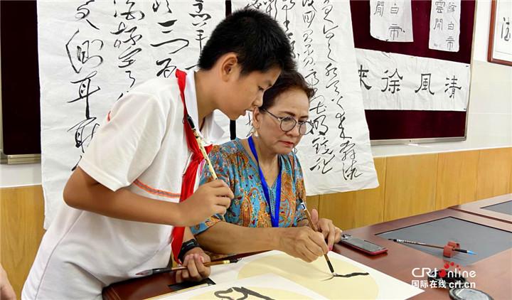 打腰鼓、學國畫、舞獅子  駐華大使夫人與灃西實驗學校學生親切互動_fororder_圖片22