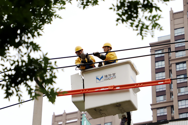 圖片默認標題_fororder_國網渭南供電公司帶電作業人員“全副武裝”，在十數米高的作業點，有條不紊的進行驗電接地環的裝設工作