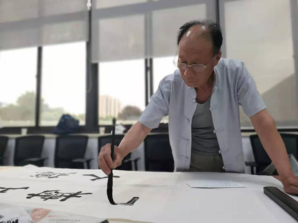 （轉載）西安航空基地：翰墨丹青書華章 文化惠民暖人心