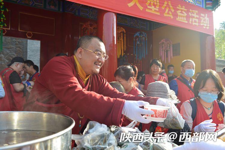 發粽子送香包 西安廣仁寺端午節公益活動為市民納吉祥