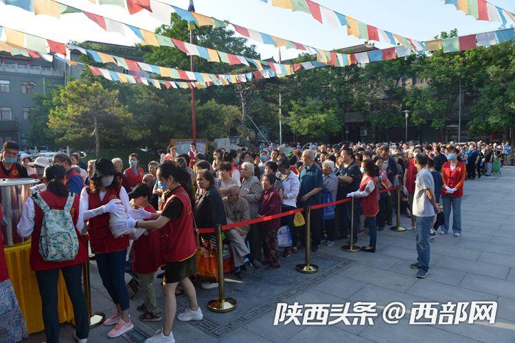發粽子送香包 西安廣仁寺端午節公益活動為市民納吉祥