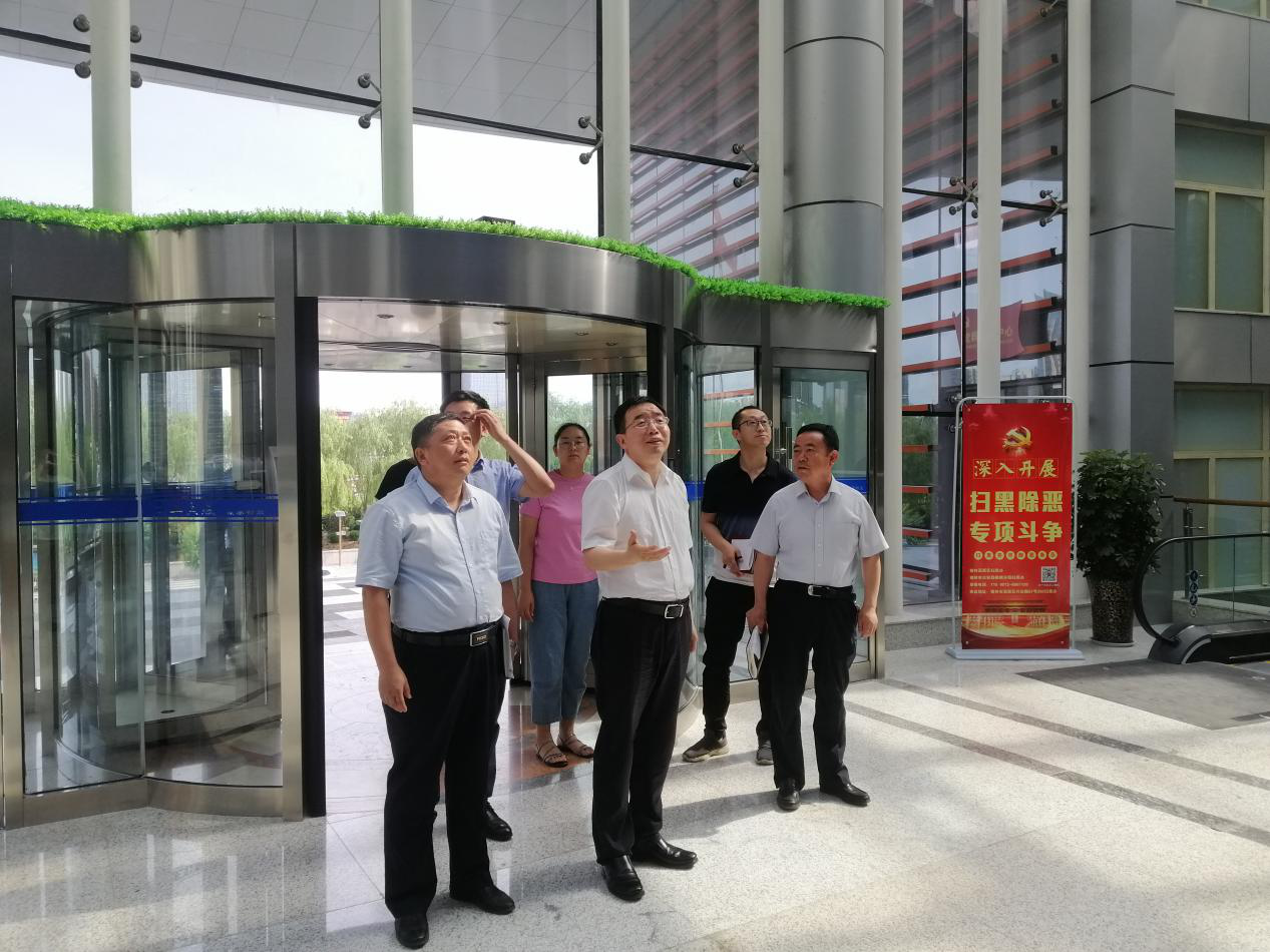榆林高新區管委會黨工委書記張守華檢查區政務服務中心啟動運行情況