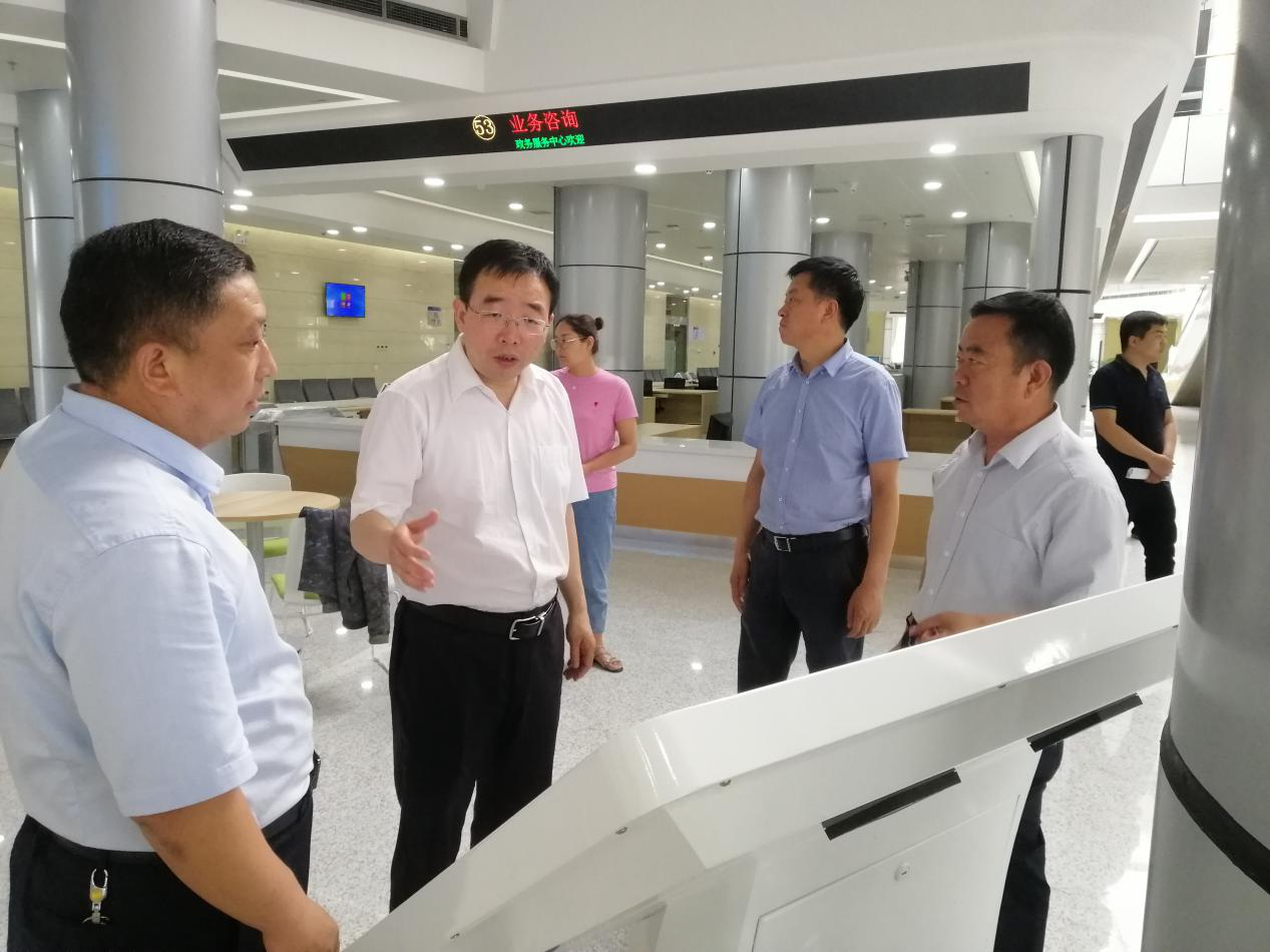 榆林高新區管委會黨工委書記張守華檢查區政務服務中心啟動運行情況
