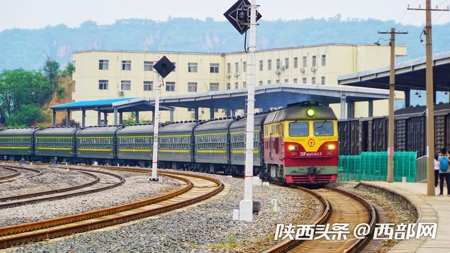比慢車更慢的“陜北公交鐵路” 站站停連起老區人民的出行路