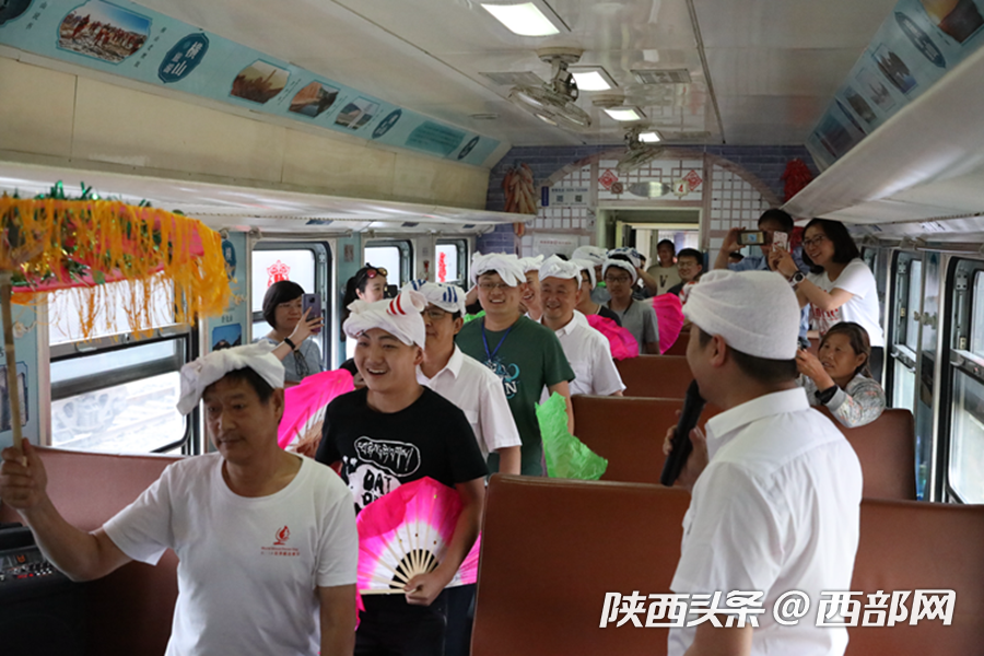 比慢車更慢的“陜北公交鐵路” 站站停連起老區人民的出行路