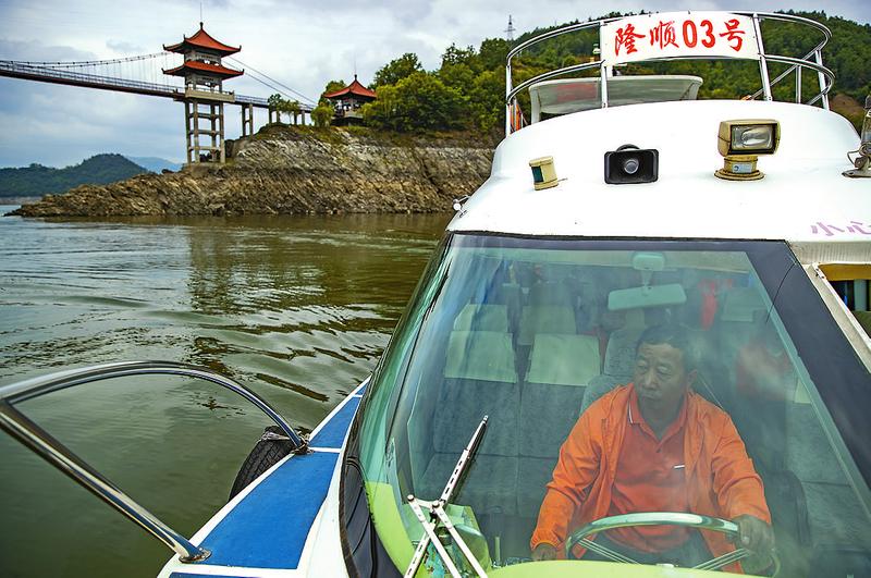 安康瀛湖：綠嶼天水間 人舟兩相和