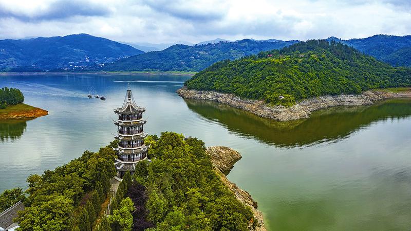 安康瀛湖：綠嶼天水間 人舟兩相和