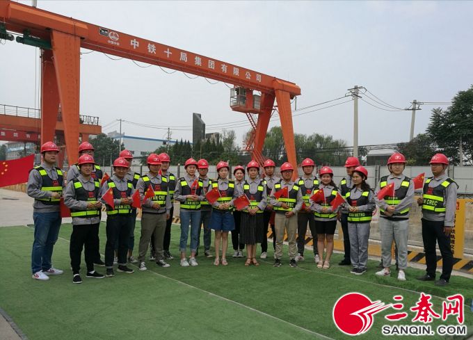 臨潼區千名黨員群眾用快閃慶祝中國共産黨建黨98週年