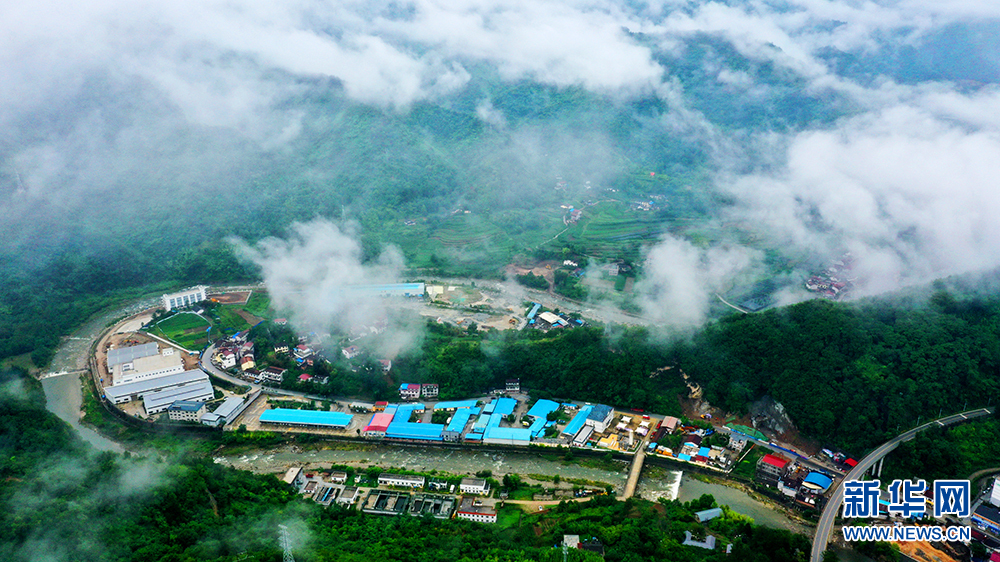 航拍：秦嶺“綠都”寧陜 天高雲逸山青水碧